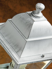 Palo telescopico in alluminio pressofuso con diffusori in vetro trasparente - Altezza max lampade 170mm - Triangolo di fissaggio a terra biancoargento