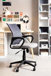 Sedia da ufficio grigio con ruote e braccioli